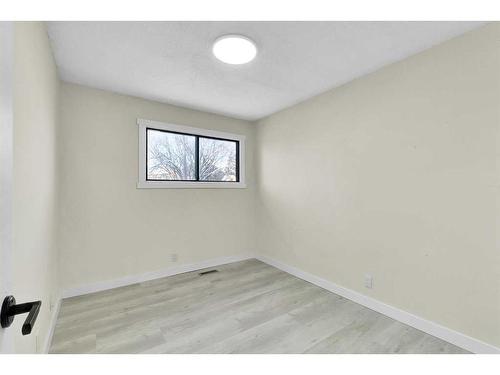 5519 1 Avenue Se, Calgary, AB - Indoor Photo Showing Other Room