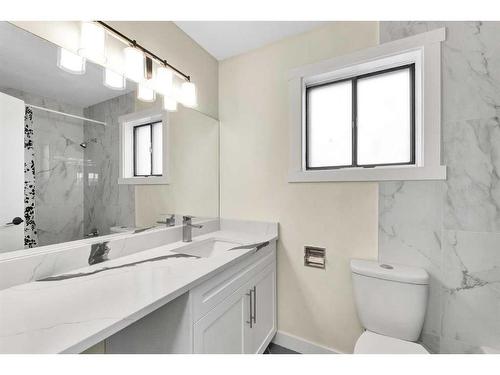 5519 1 Avenue Se, Calgary, AB - Indoor Photo Showing Bathroom