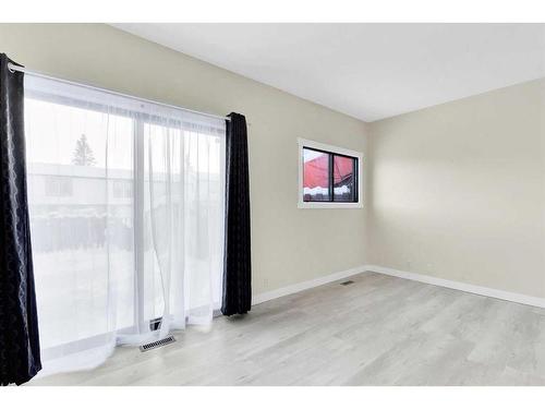 5519 1 Avenue Se, Calgary, AB - Indoor Photo Showing Other Room