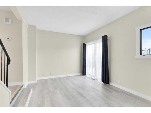 5519 1 Avenue Se, Calgary, AB - Indoor Photo Showing Other Room