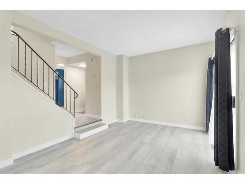 5519 1 Avenue Se, Calgary, AB - Indoor Photo Showing Other Room