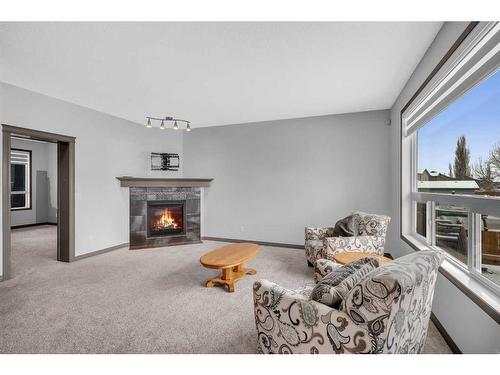 1121 Kingston Crescent Se, Airdrie, AB - Indoor Photo Showing Living Room With Fireplace