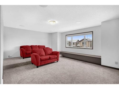 1121 Kingston Crescent Se, Airdrie, AB - Indoor Photo Showing Living Room