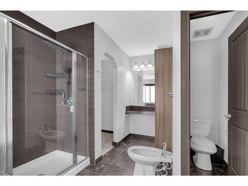 1121 Kingston Crescent Se, Airdrie, AB - Indoor Photo Showing Bathroom