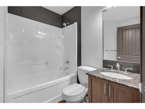 1121 Kingston Crescent Se, Airdrie, AB - Indoor Photo Showing Bathroom