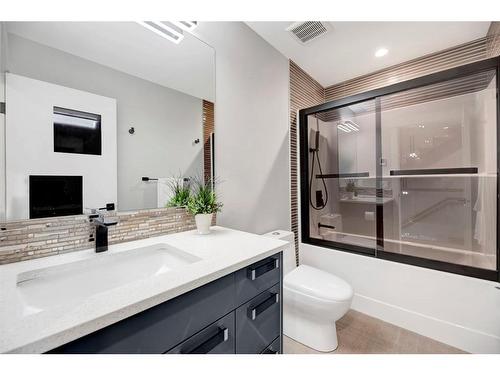 2334 24 Avenue Sw, Calgary, AB - Indoor Photo Showing Bathroom