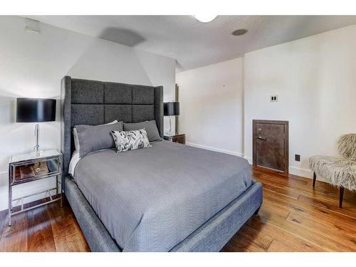 738 Crescent Road Nw, Calgary, AB - Indoor Photo Showing Bedroom