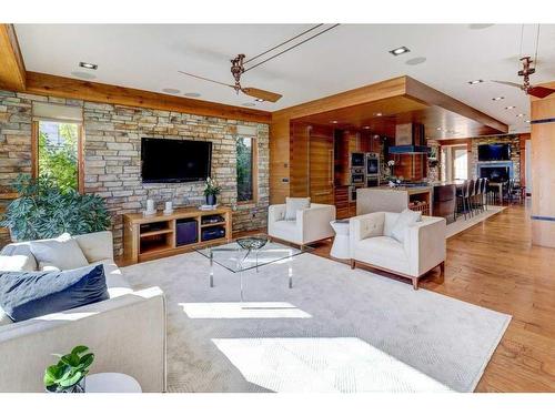 738 Crescent Road Nw, Calgary, AB - Indoor Photo Showing Living Room