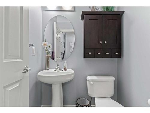 1712 High Park Boulevard Nw, High River, AB - Indoor Photo Showing Bathroom