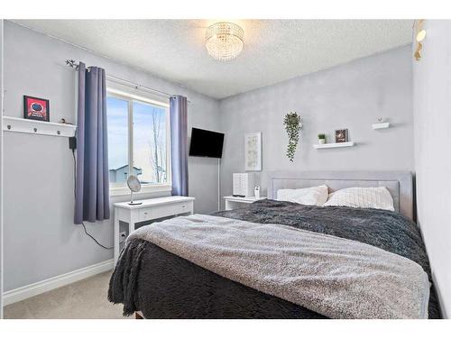 1712 High Park Boulevard Nw, High River, AB - Indoor Photo Showing Bedroom