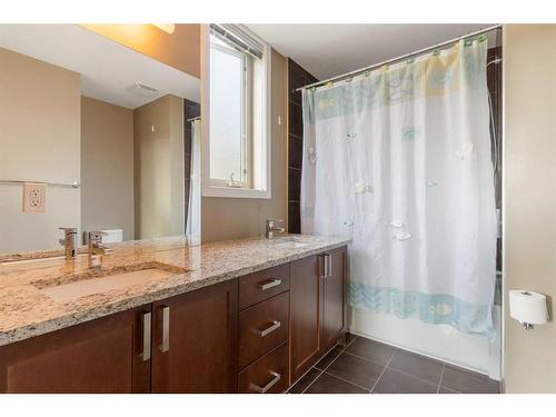 529-4303 1 Street Ne, Calgary, AB - Indoor Photo Showing Bathroom