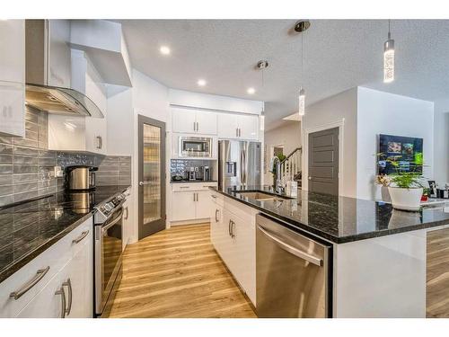 41 Evansfield Manor Nw, Calgary, AB - Indoor Photo Showing Kitchen With Stainless Steel Kitchen With Upgraded Kitchen