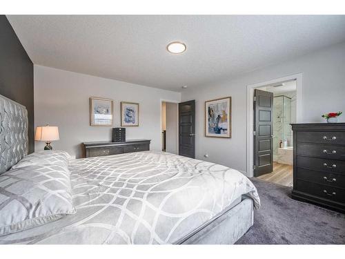 41 Evansfield Manor Nw, Calgary, AB - Indoor Photo Showing Bedroom