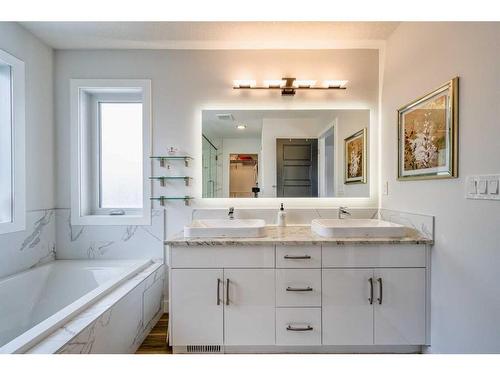 41 Evansfield Manor Nw, Calgary, AB - Indoor Photo Showing Bathroom