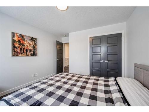 41 Evansfield Manor Nw, Calgary, AB - Indoor Photo Showing Bedroom