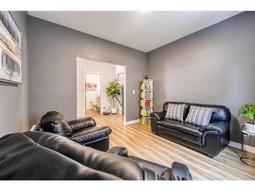 41 Evansfield Manor Nw, Calgary, AB - Indoor Photo Showing Living Room