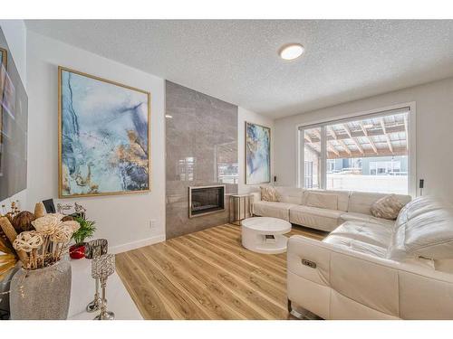 41 Evansfield Manor Nw, Calgary, AB - Indoor Photo Showing Living Room