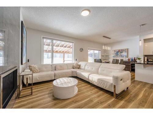 41 Evansfield Manor Nw, Calgary, AB - Indoor Photo Showing Living Room