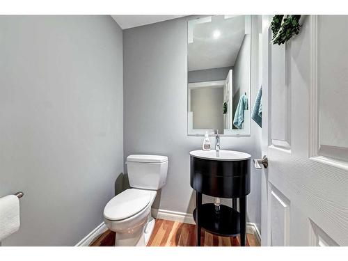 2019 32 Avenue Sw, Calgary, AB - Indoor Photo Showing Bathroom