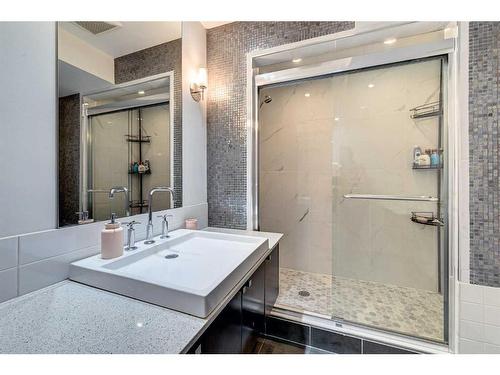 2019 32 Avenue Sw, Calgary, AB - Indoor Photo Showing Bathroom