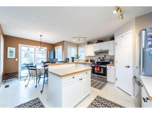 215 Chapalina Place Se, Calgary, AB - Indoor Photo Showing Kitchen