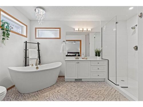 37 Sandstone Ridge Crescent, Okotoks, AB - Indoor Photo Showing Bathroom