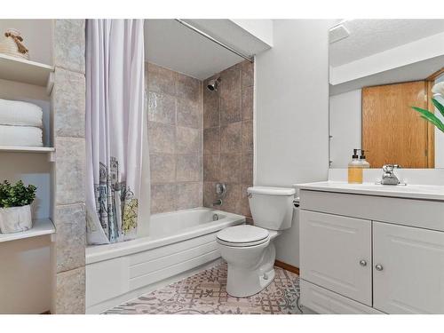 37 Sandstone Ridge Crescent, Okotoks, AB - Indoor Photo Showing Bathroom