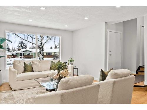 220 Queen Anne Place Se, Calgary, AB - Indoor Photo Showing Living Room