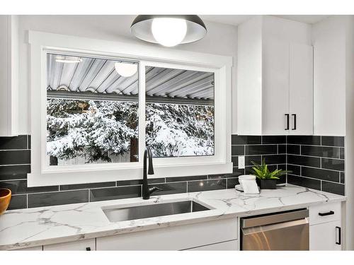 220 Queen Anne Place Se, Calgary, AB - Indoor Photo Showing Kitchen