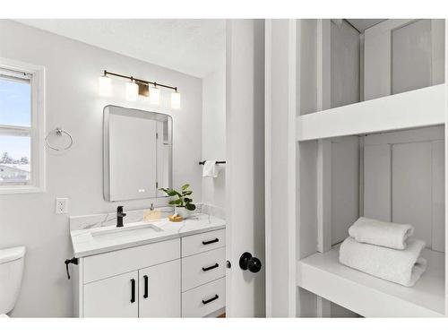 220 Queen Anne Place Se, Calgary, AB - Indoor Photo Showing Bathroom