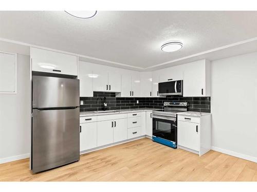 220 Queen Anne Place Se, Calgary, AB - Indoor Photo Showing Kitchen