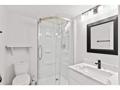 220 Queen Anne Place Se, Calgary, AB - Indoor Photo Showing Bathroom