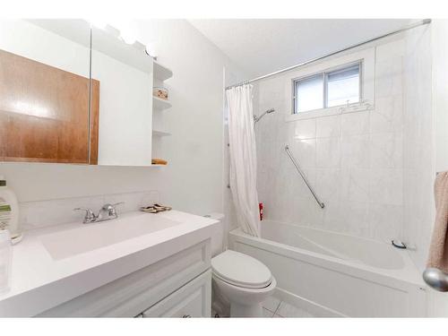 5807 22 Avenue Ne, Calgary, AB - Indoor Photo Showing Bathroom