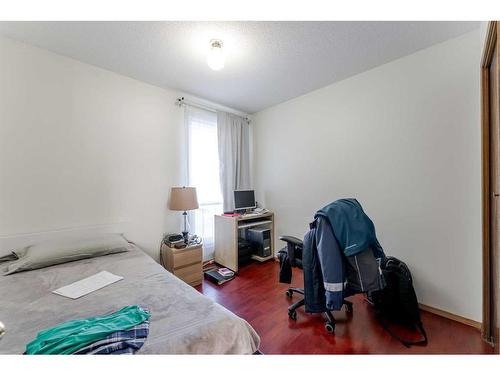 5807 22 Avenue Ne, Calgary, AB - Indoor Photo Showing Bedroom