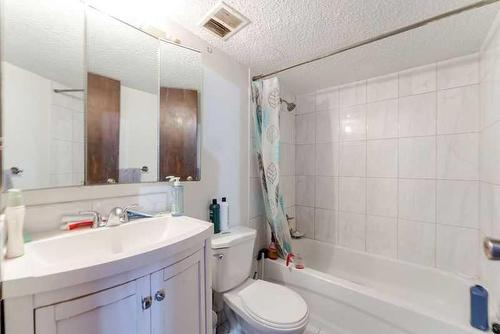 5807 22 Avenue Ne, Calgary, AB - Indoor Photo Showing Bathroom