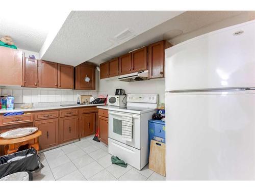 5807 22 Avenue Ne, Calgary, AB - Indoor Photo Showing Kitchen