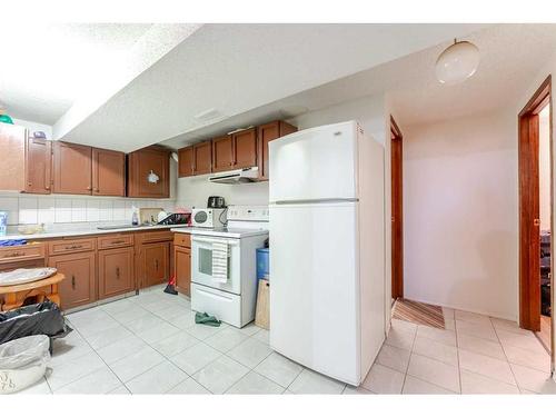 5807 22 Avenue Ne, Calgary, AB - Indoor Photo Showing Kitchen