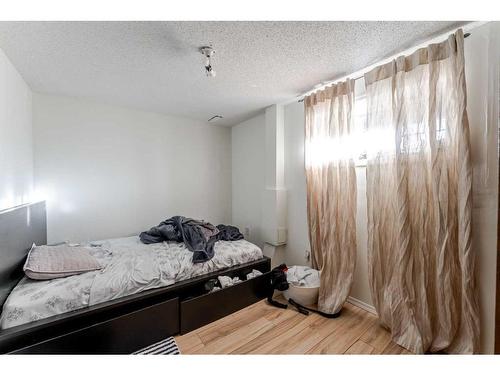 5807 22 Avenue Ne, Calgary, AB - Indoor Photo Showing Bedroom