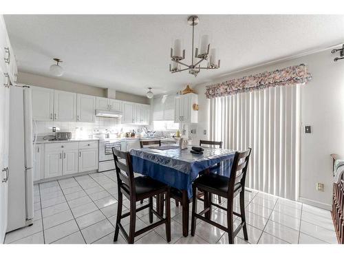 5807 22 Avenue Ne, Calgary, AB - Indoor Photo Showing Dining Room