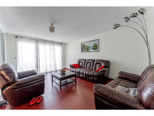 5807 22 Avenue Ne, Calgary, AB - Indoor Photo Showing Living Room