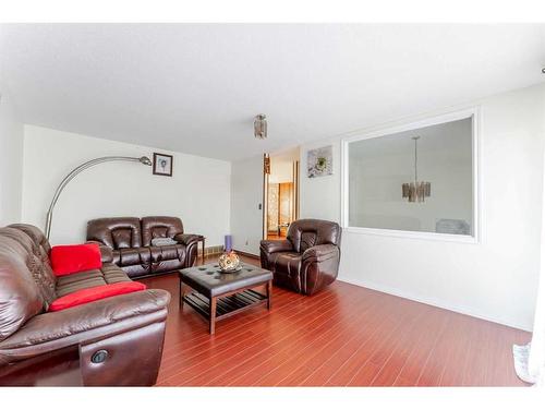 5807 22 Avenue Ne, Calgary, AB - Indoor Photo Showing Living Room