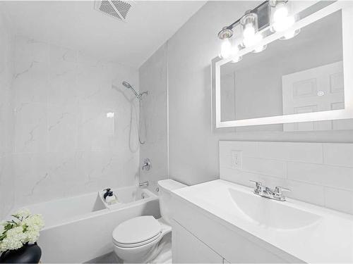 7119 Huntercrest Road Nw, Calgary, AB - Indoor Photo Showing Bathroom