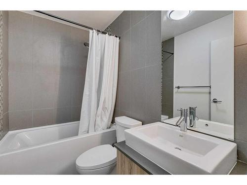 901-550 Riverfront Avenue Se, Calgary, AB - Indoor Photo Showing Bathroom