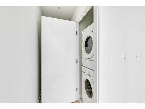 901-550 Riverfront Avenue Se, Calgary, AB - Indoor Photo Showing Laundry Room