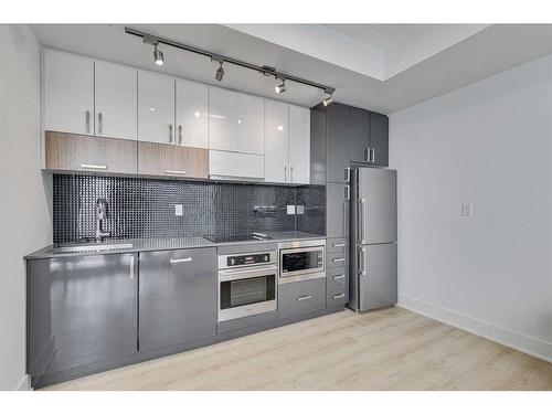 901-550 Riverfront Avenue Se, Calgary, AB - Indoor Photo Showing Kitchen With Upgraded Kitchen