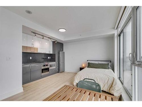 901-550 Riverfront Avenue Se, Calgary, AB - Indoor Photo Showing Bedroom