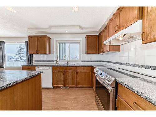 7 Wilson Road Ne, Langdon, AB - Indoor Photo Showing Kitchen