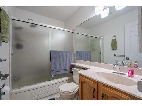 72 Beaconsfield Way Nw, Calgary, AB - Indoor Photo Showing Bathroom