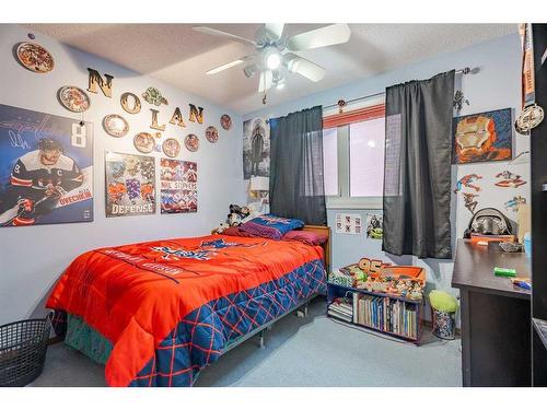 72 Beaconsfield Way Nw, Calgary, AB - Indoor Photo Showing Bedroom