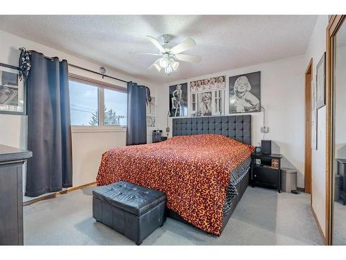 72 Beaconsfield Way Nw, Calgary, AB - Indoor Photo Showing Bedroom